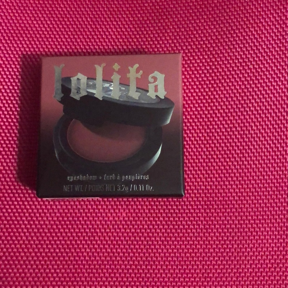 Eyeshadow and moisturizer bundle